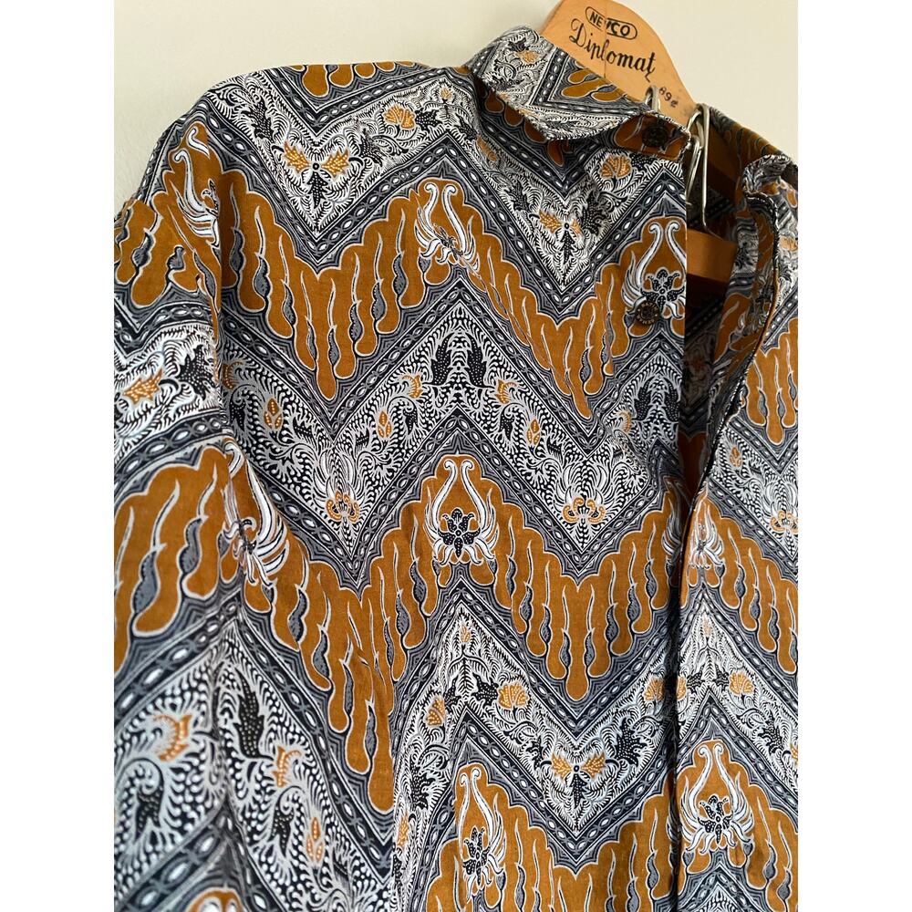 Batik Semar long sleeve button down shirt front pockets gray brown abstract 3L